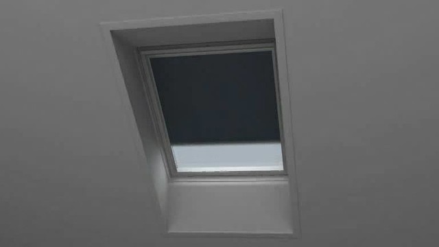 Velux Dachfensterrollo DKL 104 3009S (Farbe: Schwarz - 3009S, Farbe  Schiene: Aluminium, Manuell) | BAUHAUS